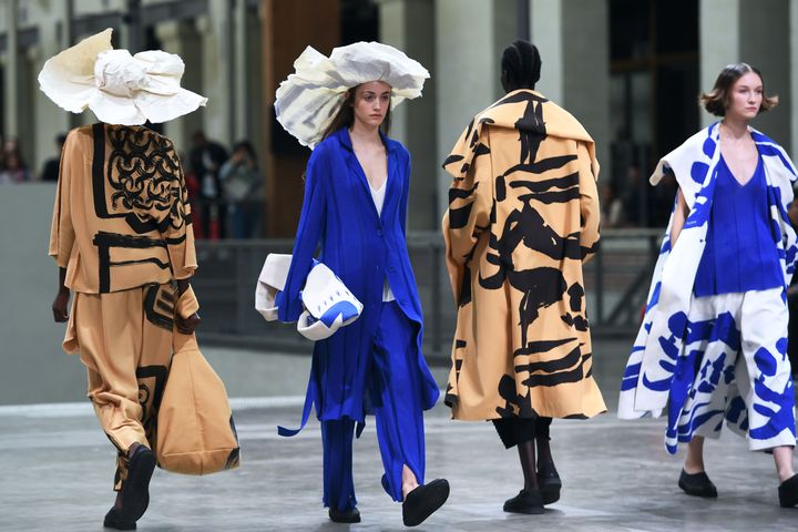 Défilé Issey Miyake printemps-été 2020, à la Paris Fashion Week, le 27 septembre 2020 (CHRISTOPHE ARCHAMBAULT / AFP)