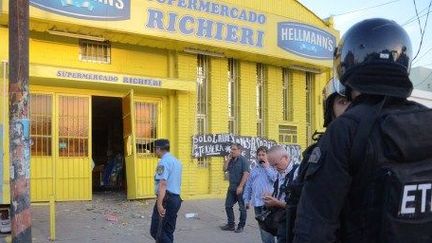 Policiers antiémeutes devant un supermarché de Cordoba, le 3 décembre 2013. Dans cette province argentine, des pillages ont eu lieu après que les policiers, en grève, ont refusé de quitter leurs casernes. (AFP / TELAM IRMA MONTIEL)