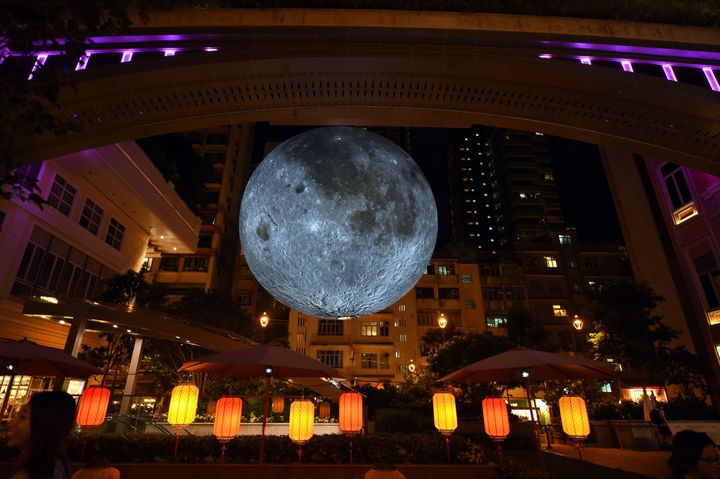 "Museum of the Moon" de Luke Jerram, Hong-Kong, septembre 2017
 (STRINGER / IMAGINECHINA)