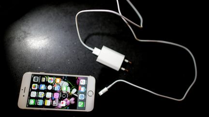 Un iPhone et son chargeur. (MAXPPP)