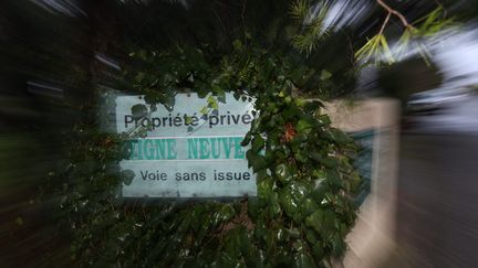 L'entrée de la résidence où la jeune femme a vécu sur les hauteurs de Saint-Raphaël (Var), le 20 novembre 2019. (MAXPPP)