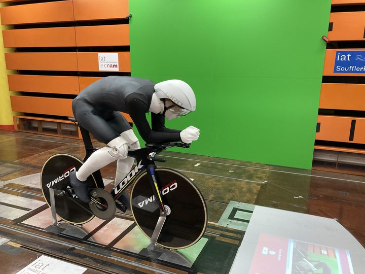 Un mannequin aux proportions de Benjamin Thomas dans la soufflerie de Saint-Cyr. (Franceinfo: sport)