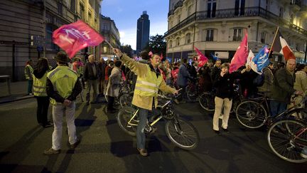 Des manifestants anti-mariage pour tous lors de la manifestation du 18 avril &agrave; Paris.&nbsp; (JEAN-SEBASTIEN EVRARD / AFP)