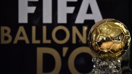 Le trophée du Ballon d'Or retourne chez son créateur, l'hebdomadaire France Football (FRANCK FIFE / AFP)