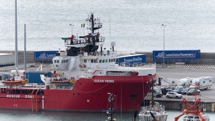 The ship of the NGO SOS Méditerranée "ocean viking" in Salerno (Italy), April 4, 2023. (ELIANO IMPERATO / CONTROLUCE VIA AFP)