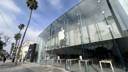 Un magasin Apple à Santa Monica, à Los Angeles (Californie, côte ouest des Etats-Unis), le 7 février 2020. (JB LACROIX / FULL PICTURE AGENCY / AFP)