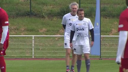 Dans le cadre de l'opération Pièces jaunes, Emmanuel Macron a participé à un match amical avec des anciens champions du monde 98. (franceinfo)