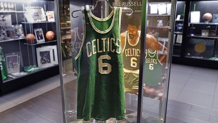 Le maillot porté par Bill Russell lors de son dernier match lors de la finale NBA 1969, vendu aux enchères le 10 décembre 2021&nbsp;pour 1 116 250 dollars. (CHARLES KRUPA/AP/SIPA)