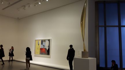 L'Oiseau dans l'espace, de Brancusi (à dr.) et l'Atelier de Picasso (à g.), à la Fondation Louis Vuitton, à Paris, le 10 octobre 2017.&nbsp;&nbsp; (ANNE CHEPEAU / RADIO FRANCE)