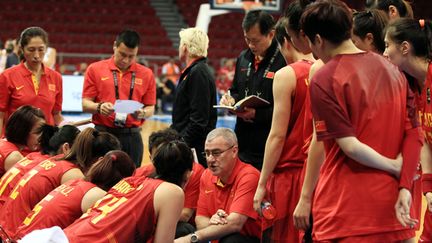 Les joueuses chinoises autour de leur coach (AHMET DUMANLI / ANADOLU AGENCY)