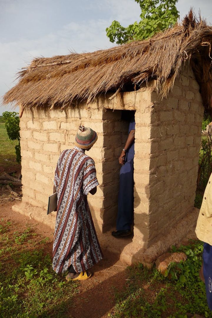 Latrines dans un village de la région de Koulikouro, au Mali, 2012. 


 (Salia Diallo, WASH Officer Sikasso/Unicef)