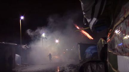 Capture d'écran de la vidéo mise en ligne par le collectif Calais Migrant Solidarity, créé par le&nbsp;groupe No Border. (CALAIS MIGRANT SOLIDARITY / YOUTUBE)