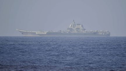 Le porte-avions "Shandong" de la marine chinoise, dans l'océan Pacifique, le 5 avril 2023. (JAPAN'S MINISTRY OF DEFENSE / AFP)