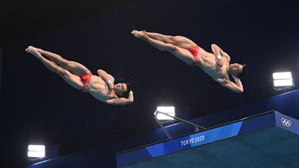 "La route ? Là on va,&nbsp;on n'a pas besoin de route". Doc Brown dans "Retour vers le futur" ? Non, les Chinois&nbsp;Cao Yuan&nbsp;et Chen Aisen en plongeon synchronisé à 10 mètres. (OLI SCARFF / AFP)