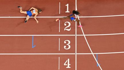 En course pour l'or au 4x400 m mixte, la dernière relayeuse néerlandaise de 23 ans, Femke Bol s'est effondrée avant la ligne d'arrivée, le 19 août 2023. Une chute impressionnante et difficile à digérer pour la recordwoman d'Europe du 400 m haies. (JEWEL SAMAD / AFP)