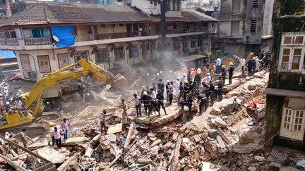 Secouristes et pompiers s'activent dans&nbsp;les débris de l'immeuble qui s'est effondré&nbsp;à Bombay (Inde), le 31 août&nbsp;2017 (SHAILESH ANDRADE / REUTERS)