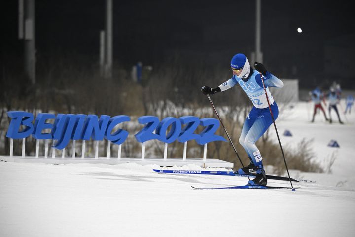 Le Français Mattéo Baud lors de la partie ski de fond de l'épreuve du combiné nordique (petit tremplin), le 9 février 2022. (TOBIAS SCHWARZ / AFP)