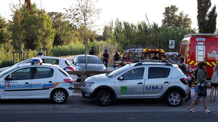 Les forces de police et les secours ont &eacute;t&eacute; d&eacute;ploy&eacute;s aux abords du parc Maillol &agrave; Perpignan (Pyr&eacute;n&eacute;es-Orientales), le 25 ao&ucirc;t 2015, apr&egrave;s la d&eacute;couverte du corps d'une jeune femme &eacute;gorg&eacute;e. (  MAXPPP)