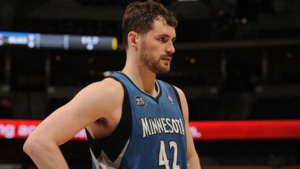 Kevin Love va jouer avec Kyrie Irving et LeBron James l'an prochain (BART YOUNG / NBAE / GETTY IMAGES)