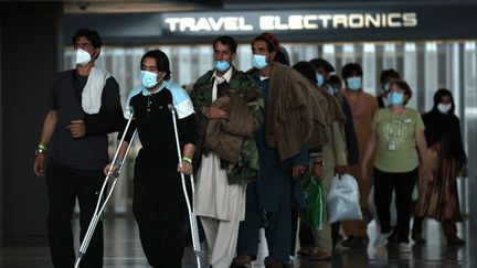 Des réfugiés afghans sont arrivés à le 31 août 2021 à Dulles, en Virginie (Etats-Unis) et sont conduits vers un centre de traitement des réfugiés. (ANNA MONEYMAKER / GETTY IMAGES NORTH AMERICA / AFP)