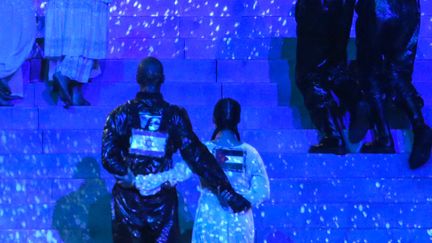 Deux danseurs de Madonna arborent des drapeaux israélien et palestinien sur la scène de l'Eurovision, le 18 mai 2019, à Tel Aviv.&nbsp; (ORIT PNINI / KAN / AFP)