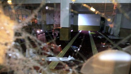 Une salle de prière musulmane saccagée à Ajaccio (Corse du Sud), le 25 décembre 2015, après l'agression de plusieurs pompiers et policiers la nuit précédente. (PIERRE-ANTOINE FOURNIL / AFP)