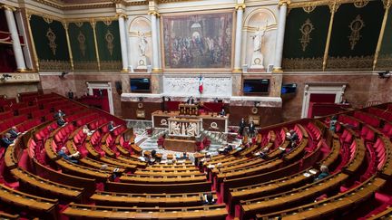 Des députés en nombre très réduit, à cause des règles de distanciation sociale, siègent dans l'hémicycle de l'Assemblée nationale lors des questions au gouvernement, le 21 avril 2020. (JACQUES WITT / AFP)