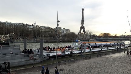 La navigation des Bateaux-Mouches a été interrompue pendant plus de trois semaines à Paris, ce qui n'était pas arrivé depuis 25 ans. (RADIO FRANCE / GRÉGOIRE LECALOT)