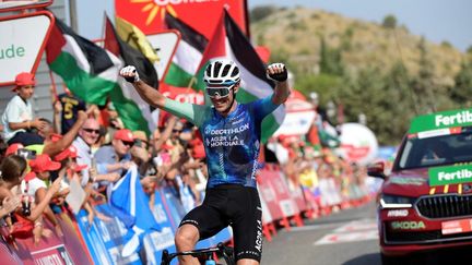 L'Australien Ben O'Connor célébrant sa victoire sur la 6e étape de la Vuelta entre Jerez de la Frontera et Yunquera, le 22 août 2024. (CRISTINA QUICLER / AFP)