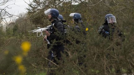 Des gendarmes équipés d'un drone, pendant l'évacuation de la ZAD de Notre-Dame-des-Landes, le 11 avril 2018. (MAXPPP)