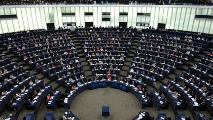 Les membres du Parlement européen participent à une séance, à Strasbourg, le 6 juillet 2022. (PATRICK HERTZOG / AFP)