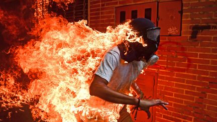 La photo AFP d'un pays "qui brûle", premier prix au World Press Photo 2018
 (RONALDO SCHEMIDT / AFP)