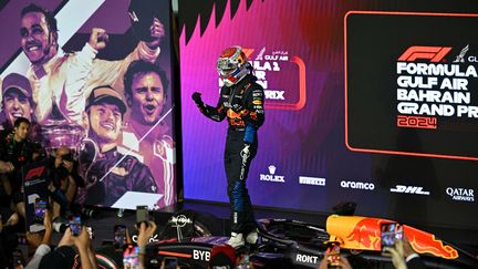 Max Verstappen sur sa voiture après sa victoire à Bahreïn, le 2 mars 2024. (ANDREJ ISAKOVIC / AFP)