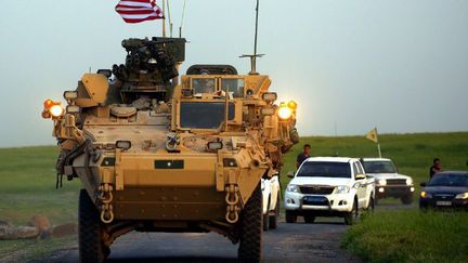 Des forces américaines accompagnées de combattants kurdes des Unités de protection du peuple (YPG), près du village syrien de Darbassiya à la frontière avec la Turquie, le 28 avril 2017. (DELIL SOULEIMAN/AFP)