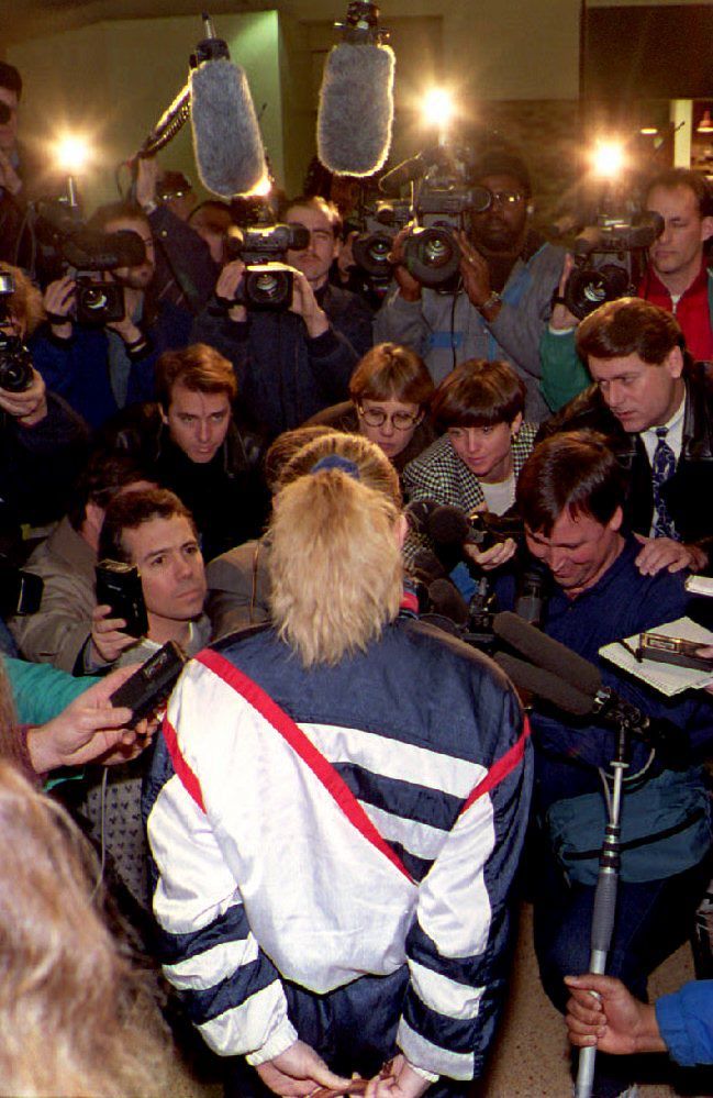 Tonya Harding répond aux questions de la presse, le 20 janvier 1994, à Portland (Etats-Unis). (CRAIG STRONG / AFP)