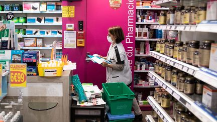 Une pharmacienne dans son officine, le 15 avril 2020, à Paris. (MAXPPP)