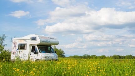 Un camping-car en pleine campagne. Photo d'illustration. (SIMON DAVAL / MAXPPP)