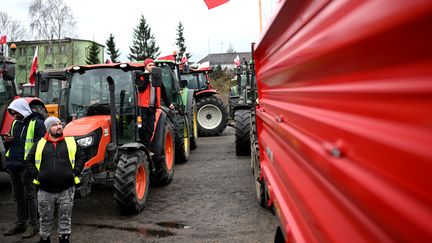 Des agriculteurs polonais bloquent l'autoroute qui relie Varsovie à Lublin, le 20 février 2024 à hauteur de Ryki. (SERGEI GAPON / AFP)