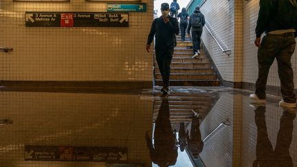 Inondation dans le métro à New-York, ici dans le quartier du Bronx.&nbsp;Des&nbsp;pluies torrentielles&nbsp;frappé la ville dans la nuit du 1er au 2 septembre. (DAVID DEE DELGADO / GETTY IMAGES NORTH AMERICA)