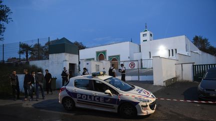 Des policiers devant la mosquée de Bayonne, le 28 octobre 2019, après qu'un homme a ouvert le feu, blessant grièvement deux personnes par balles. (GAIZKA IROZ / AFP)