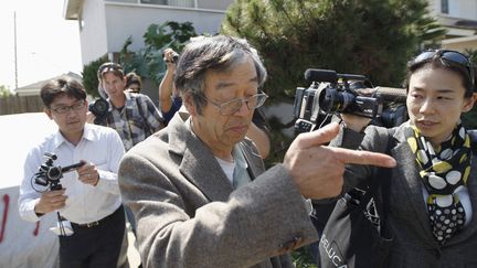 Satoshi Nakamoto sort de sa maison avant de monter en voiture avec un journaliste de l'agence Associated Press, le 6 mars 2014, &agrave; Temple City, en Californie (Etats-Unis). (DAVID MCNEW / REUTERS)