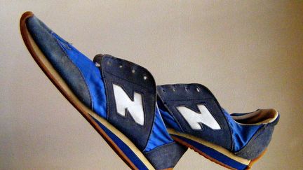 Une paire de chaussure de la marque New Balance mis en équilibre par l'artiste Bill Dan Rock. (REX FEATURES / SIPA)