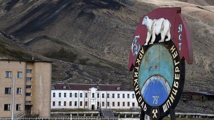 il est autorisé aux visiteurs de venir armés pour se protéger d’éventuels menaces que peuvent représenter les ours blancs. Le dernier a été aperçu en mai 2015. ( AFP PHOTO / DOMINIQUE FAGET)