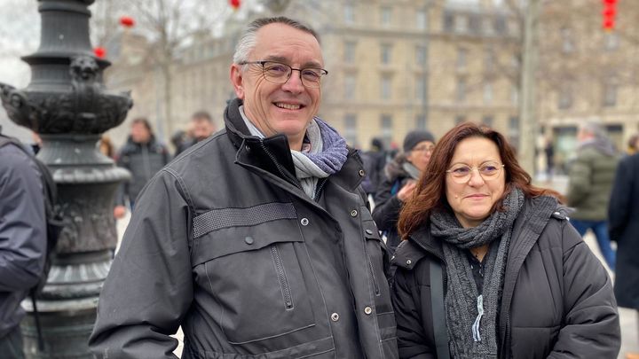 Francis, ici avec son épouse Frédérique le 19 janvier 2023 à Paris, évoque une "contestation globale", pas seulement contre la réforme des retraites. (THIBAUD LE MENEEC / FRANCEINFO)