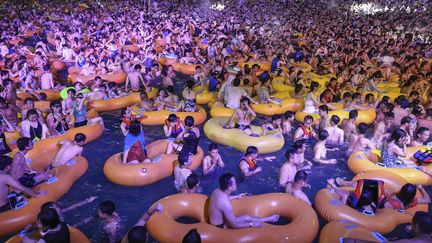 Des habitants de Wuhan (Chine) participent à une fête techno, le 15 août 2020. (AFP)