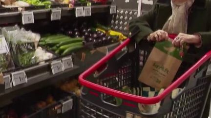 Bruno Le Maire va recevoir, jeudi 11 mai, les poids lourds du secteur de la grande distribution. Le ministre de l'Économie veut leur mettre la pression pour faire baisser les prix de l'alimentaire. Les prix de certaines matières premières ont déjà baissé, sans impact sur le ticket de caisse. (France 2)