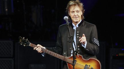 Le chanteur britannique Paul McCartney, lors d'un concert à Tinley Park, dans l'Illinois (Etats-Unis), le 26 juillet 2017.&nbsp; (KAMIL KRZACZYNSKI / AFP)