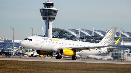 Un avion affrété par la compagnie Vueling, à l'aéroport de Munich (Allemagne), le 11 mars 2024. (MATTHIAS BALK/DPA/AFP)