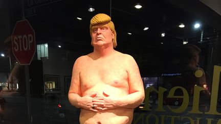 Une statue caricaturale grandeur réelle de Donald Trump,&nbsp;nu, s'est vendue aux enchères 22 000 dollars samedi 22 octobre à Los Angeles. (LOIC PIALAT / RADIO FRANCE)