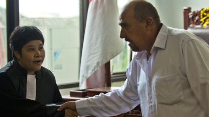 Serge Atlaoui et son avocate Nancy Yuliana &agrave; Jakarta (Indon&eacute;sie), le 1er avril 2015. (ROMEO GACAD / AFP)